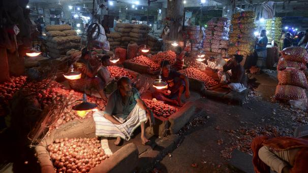 Des vendeurs attendent les clients au marché de Kawran Bazaar à Dhaka au Bangladesh. Les prix de l’oignon sont montés en flèche après que l’Inde a interdit ses exportations en raison de pénuries locales, forçant le gouvernement à importer les légumes d’autres pays.