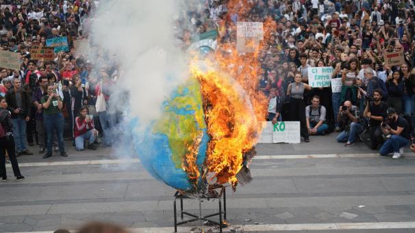 Des étudiants ont mis le feu à une réplique de la planète Terre lors d’une manifestation mondiale exigeant une action contre le changement climatique, à Milan.