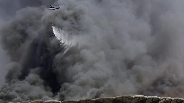 Un hélicoptère pulvérise de l’eau sur un incendie à Jiddah, en Arabie saoudite. Le feu a éclaté sur la ligne de chemin de fer qui relie les villes musulmanes saintes de La Mecque et Médine.