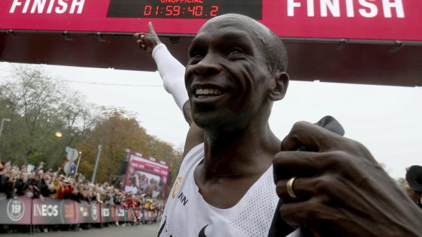 Le coureur de marathon Eliud Kipchoge du Kenya pointe à l’horloge après avoir traversé la ligne d’arrivée de l’INEOS Challenge après 1:59:40 à Vienne en Autriche. Il est le premier humain à courir un marathon en moins de deux heures.