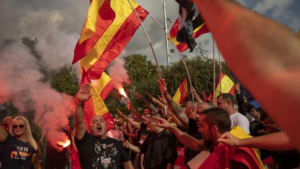 Des manifestants d’extrême droite crient des slogans lors d’une célébration pour la Fête nationale de l’Espagne à Barcelone.