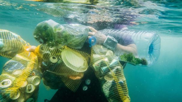 Un membre d’un club de plongée libanais collecte des déchets dans la mer autour de Beyrouth. Et il y en a du plastique là-dessous...