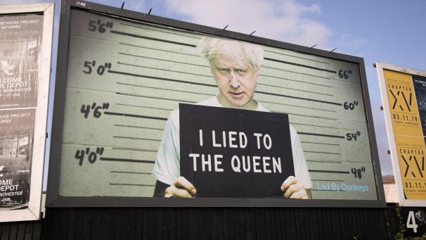 Un panneau publicitaire sur une artère de Birmingham. «
J’ai menti à la Reine
», tient Boris Johnson, le Premier ministre britannique qui se bat pour le Brexit.