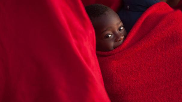 Un enfant sourit après le sauvetage d’une embarcation qui naviguait sur la mer Méditerranée. En tout, 61 migrants ont été sauvés et ramenés au port de Malaga.