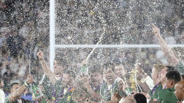 L’Afrique du Sud a remporté la coupe du monde de Rugby face à l’Angleterre. Scènes de liesse sur le terrain, au Japon.
