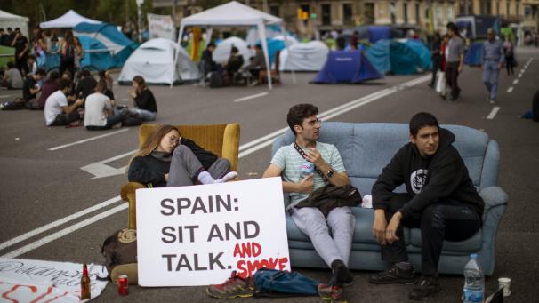 Des étudiants bloquent les avenues principales de Barcelone, en réaction à la condamnation de leaders séparatistes catalans par la justice espagnole.
