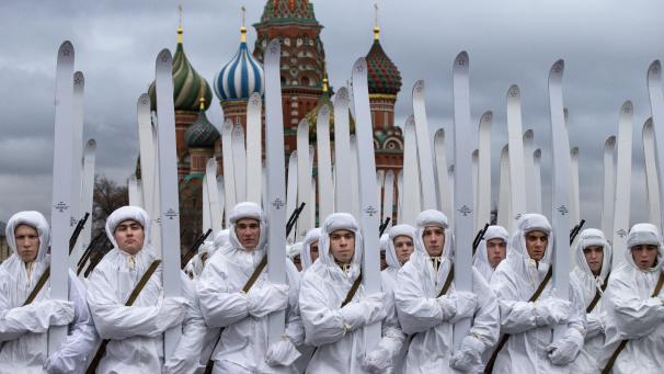 Des soldats russes vêtus d’uniformes d’hiver de la Seconde Guerre mondiale participent à la reconstitution d’un défilé sur la Place Rouge de Moscou.