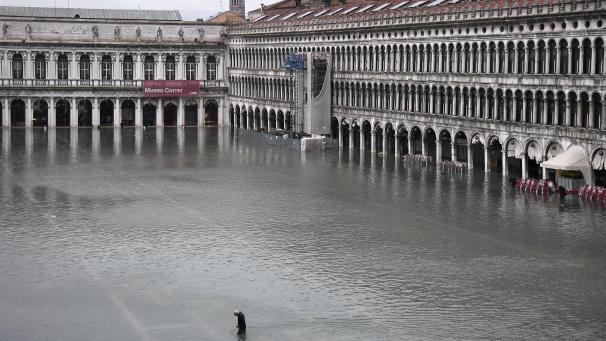 Une marée haute d’une ampleur sans précédent en plus d’un demi-siècle s’est abattue, mardi 12 novembre, sur Venise, surprenant les touristes qui pataugeaient dans les ruelles inondées.