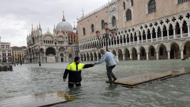 À Venise, fameuse montée des eaux et ville quasiment paralysée. Une situation problématique qui soulève des questions environnementales.