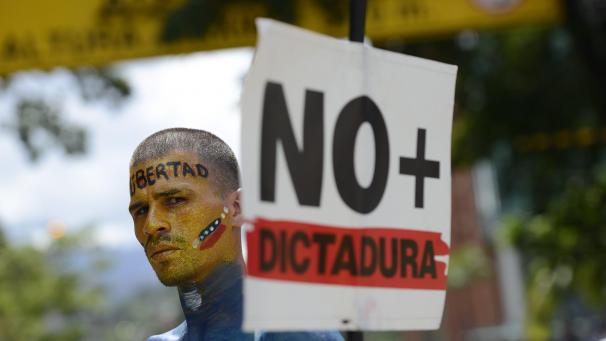 Non à la dictature dit un manifestant vénézuélien anti-Maduro.