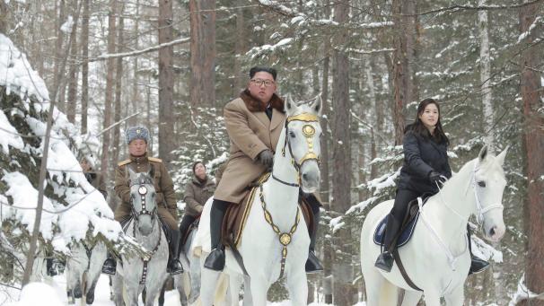 Kim Jong-Un, dirigeant suprême nord-coréen, en visite sur son cheval blanc du côté du mont sacré Paektu.