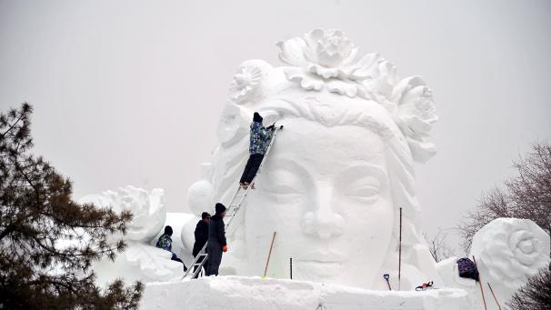 Sculpteurs en train de réaliser des sculptures de neige pour le prochain « Harbin International Ice and Snow Festival » à Sun Island en Chine.