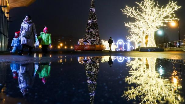 A travers le monde, les installations lumineuses illuminent les villes durant les fêtes de fin d’année, comme ici à Moscou.