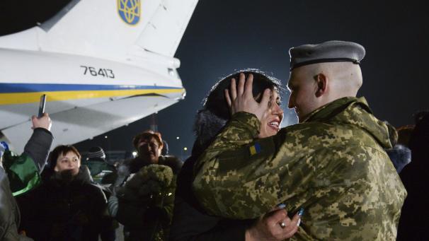 Un soldat ukrainien, prisonnier de guerre, retrouve sa femme après avoir été libéré à la suite d’un accord entre les forces armées ukrainiennes et les rebelles pro-russes.