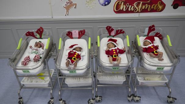 Des nouveau-nés habillés en Père Noël dans l’hôpital Synphaet de Bangkok, en Thaïlande.