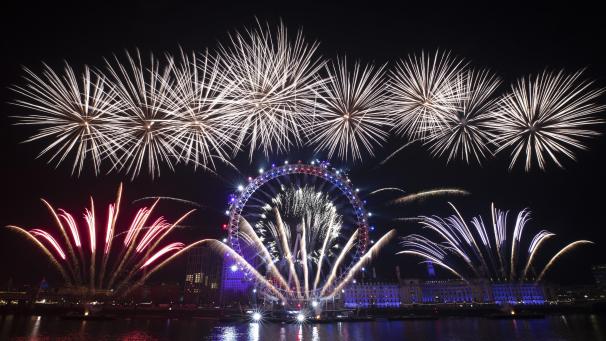 Des feux d’artifice explosent au-dessus du London Eye au bord de la Tamise à Londres, pour marquer le début de la nouvelle année.