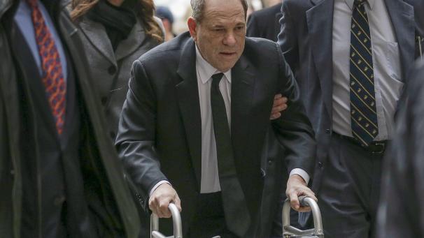 Harvey Weinstein arrive au tribunal, à New York, s’appuyant sur un déambulateur. Son procès a commencé.