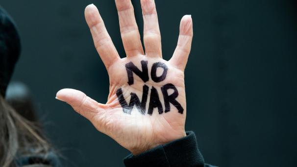Une personne manifestant à Washington insiste sur un «
no war
» entre l’Iran et les États-Unis.
