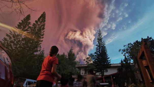 Le volcan Taal s’est réveillé aux Philippines. Des cendres se déversent et les communautés proches du volcan sont évacuées.