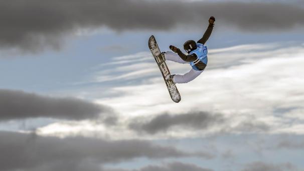 L’Autrichien Lukas Frischhut participe à la compétition de Snowboard Slopestyle des Jeux Olympiques de Jeunesse d’Hiver 2020 au Leysin Park en Suisse.