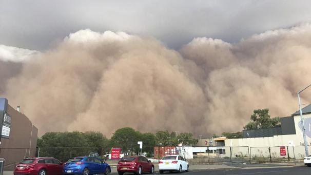 Un nuage de poussière surplombe la ville de Dubbo en Australie. Des rafales de vent de 107 km/h ont été enregistrées à Dubbo alors que la tempête de poussière descendait sur la ville.