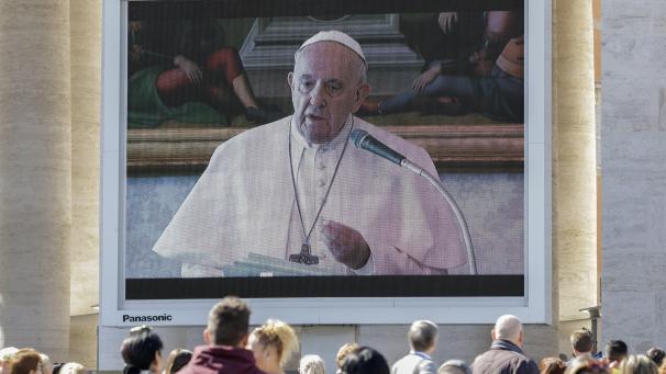 Le speech du pape François le dimanche 8 mars au Vatican, retransmis sur écran géant en pleine crise du coronavirus.