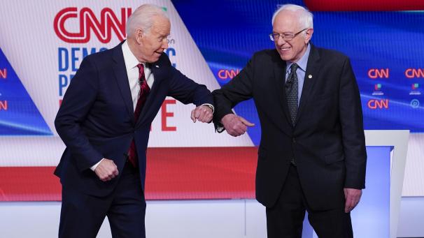 Joe Biden et Bernie Sanders se saluent en mode « coronavirus » avant de participer à un débat en vue des élections dans les studios de CNN à Washington.