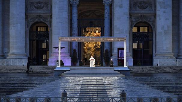 Devant la place Saint-Pierre vide, le Pape François prononce une prière en faveur de l’éradication de l’épidémie.