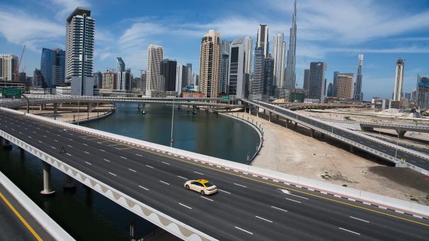 Un taxi solitaire roule sur une autoroute généralement bondée à Dubaï, aux Émirats arabes unis.