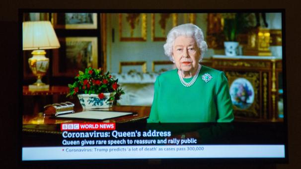 Discours historique de la reine Élizabeth II diffusé à la télévision.