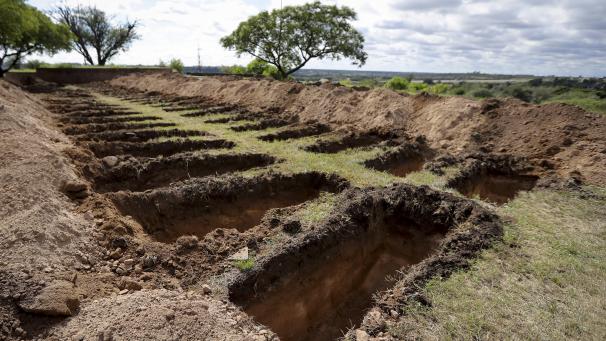 Des tombes vides mais d’ores et déjà creusées
: une précaution par temps de coronavirus en Argentine.