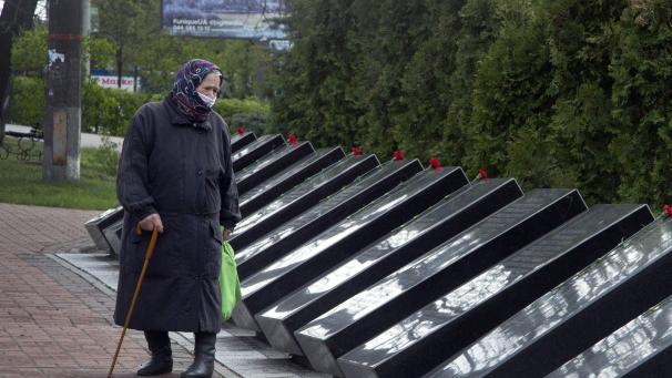 Une femme visite un mémorial en hommage aux victimes de la tragédie de Tchernobyl à Kiev, en Ukraine. Le 26 avril marquait le 34e anniversaire de la catastrophe nucléaire de Tchernobyl.