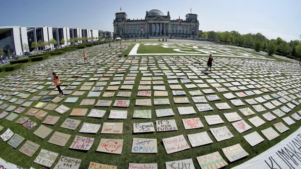 Des militants écologistes ont placé des milliers de pancartes devant le bâtiment du Reichstag, siège du parlement fédéral allemand, lors d’un rassemblement de protestation du mouvement 