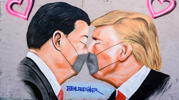 À Berlin, un graffite présente Donald Trump et Xi Jinping en plein baiser, et masqués
!