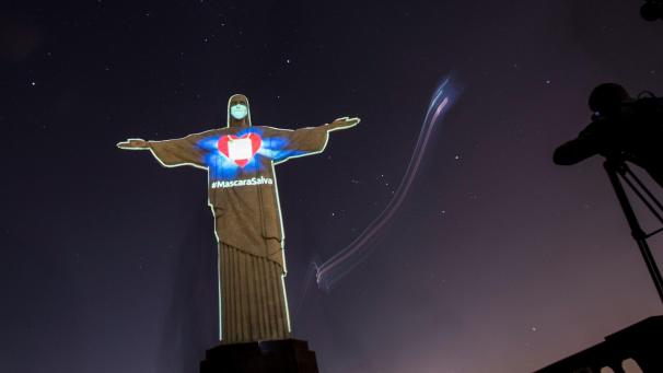 Le Christ de Rio de Janeiro porte, lui aussi, un masque en guise de prévention contre le coronavirus.