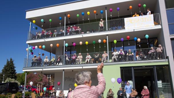 En Allemagne, des résidents d’une maison de soins assistent à un service de l’église protestante sous le thème 