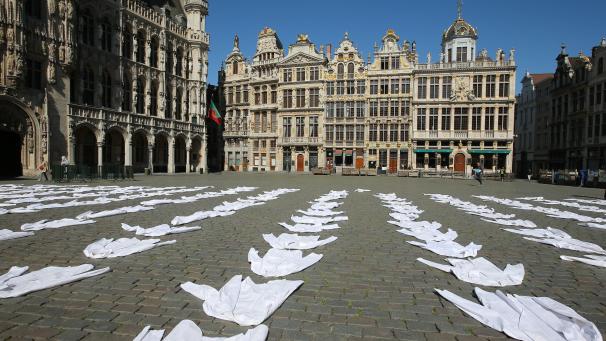 Les restaurateurs ont placé plus de 1000 manteaux blancs et noirs sur la Grand Place de Bruxelles pour attirer l’attention du gouvernement sur les conséquences de la crise du coronavirus sur leur travail.