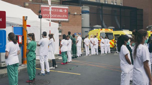 À l’hôpital Saint-Pierre, le personnel médical a tourné le dos à l’arrivée la Première ministre belge Sophie Wilmès.