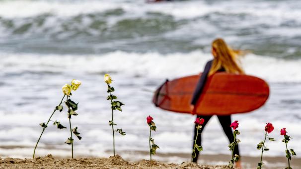 Hommage à cinq surfers disparus en mer aux Pays-Bas.