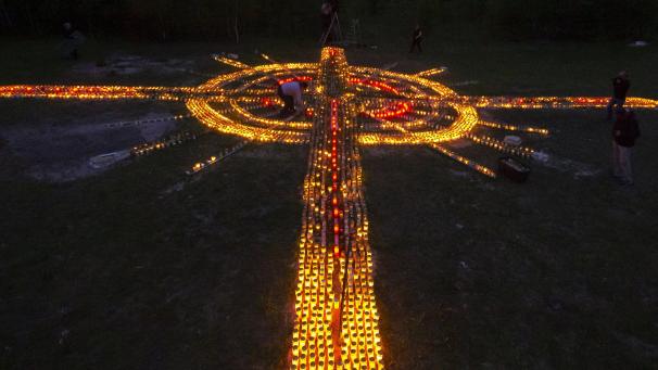 Croix géante formée à l’aide de plus de 8000 bougies en hommage aux victimes du coronavirus en Allemagne.