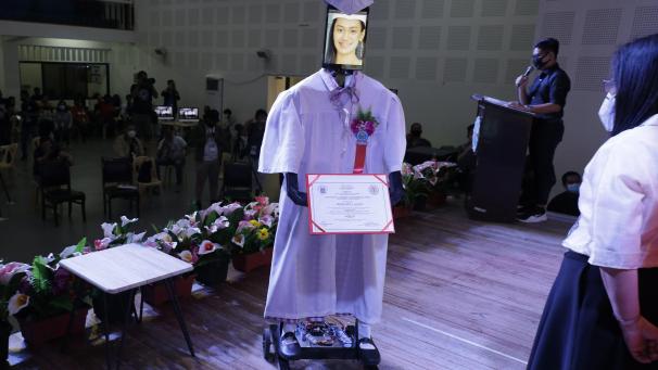 Aux Philippe, des cérémonies virtuelles de diplômes ont été organisées en ligne et diffusées sur les réseaux sociaux, pour éviter les rassemblements de masse.