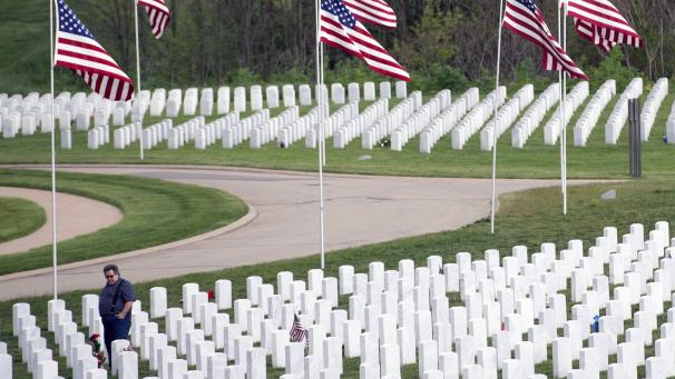 Tombes de soldats décédés durant la Seconde Guerre mondiale dans le cimetière national des Alleghenies à Cecil en Pennsylvanie.