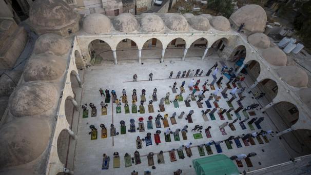 Des musulmans masqués assistent aux prières de l’Aïd pour célébrer la fin du mois de jeûne du Ramadan à Gaza.