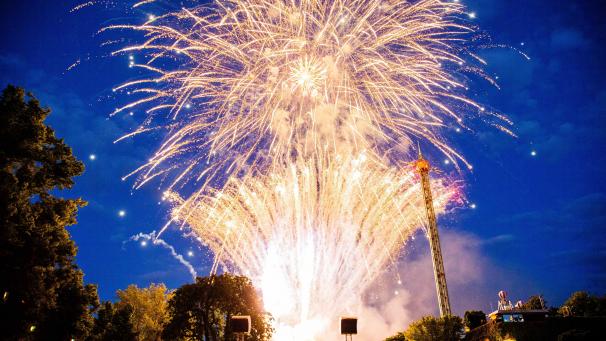 Le populaire parc d’attractions Tivoli à Copenhague a rouvert avec un feu d’artifice géant après le confinement.