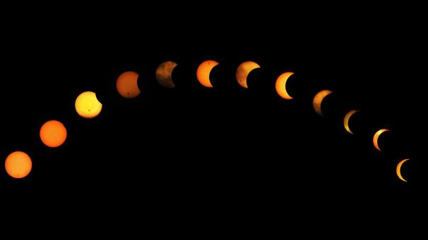Photo combinée montrant le processus d’une éclipse solaire partielle à Guwahati en Inde.