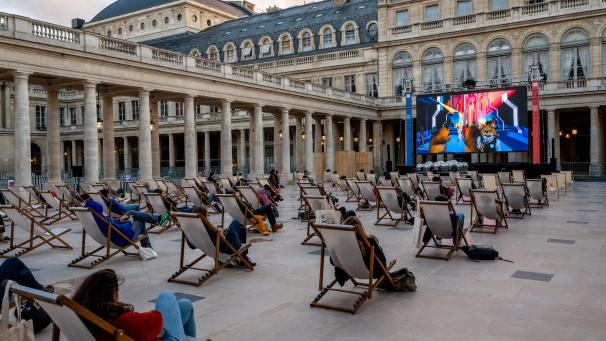 Premier concert en réalité virtuelle de Jean-Michel Jarre dans la cour du Palais Royal, à Paris, dans le cadre de la Fête de la musique en France.