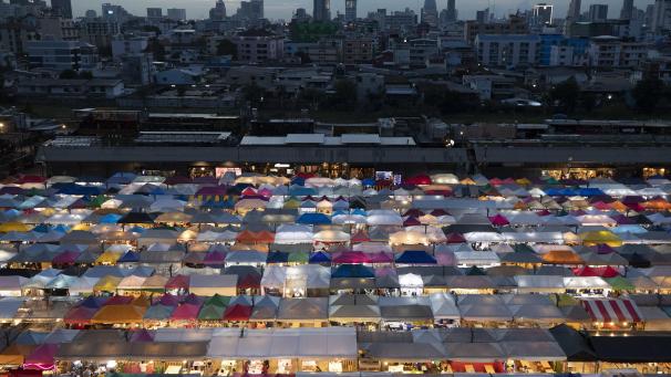 Des tentes de stands de nourriture et d’autres vendeurs au Rot Fai Market à Bangkok, en Thaïlande.