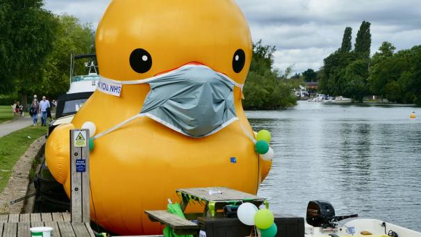 Le Macmillan Cancer Research Big Yellow Duck recueille des fonds pour l’organisme de bienfaisance le long des rives de la Tamise, le canard en phase avec le temps portant un masque, à Oxford.