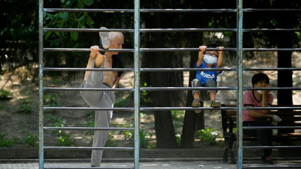 Dans un parc de Pékin, les seniors comme les enfants font de l’exercice en plein air.