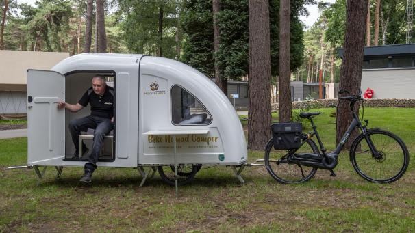 La région de Kempen et Maasland (Limbourg) lance un projet pilote pour relancer le tourisme : des caravanes extensibles à accrocher derrière le vélo.